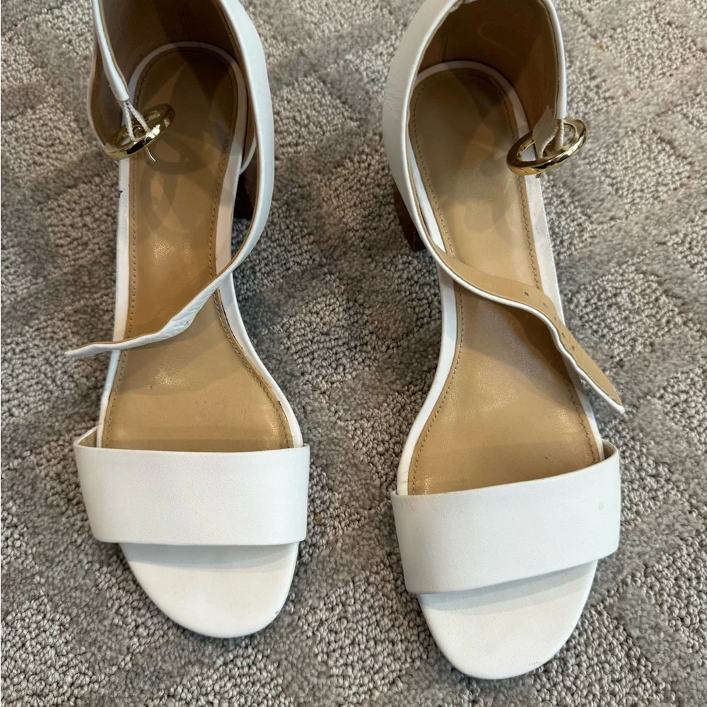 Michael Kors Elegant White Sandals - Picture 1 of 6